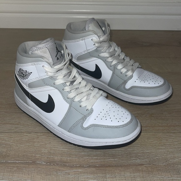 Air Jordan 1 Mid “Wolf Grey” – Women’s Size 6 - Picture 2 of 9